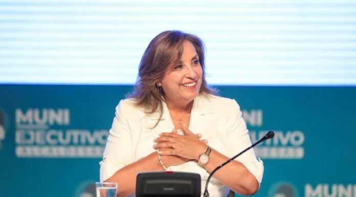 La presidenta de Perú, Dina Boluarte, fue interrogada por la Fiscalía por polémica cirugía de nariz, la cual no fue informada a su Gabinete.