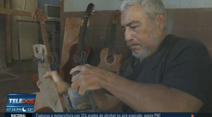 Jorge Castro es una persona que demuestra que en la vida no hay límites, pese a su discapacidad, él aprendió a tallar guitarras y a tocarlas.