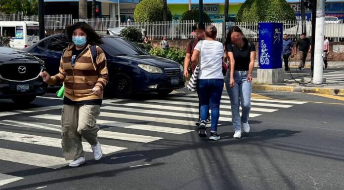 Los peatones también deben cumplir con la Ley de Transporte Terrestre, Tránsito y seguridad vial. A continuación, cuatro claves que deben conocer.