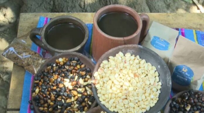 En Nahuizalco, dos jóvenes emprendedores se encargan de elaborar y mantener vivo el café de maíz, una bebida hecha de forma tradicional.