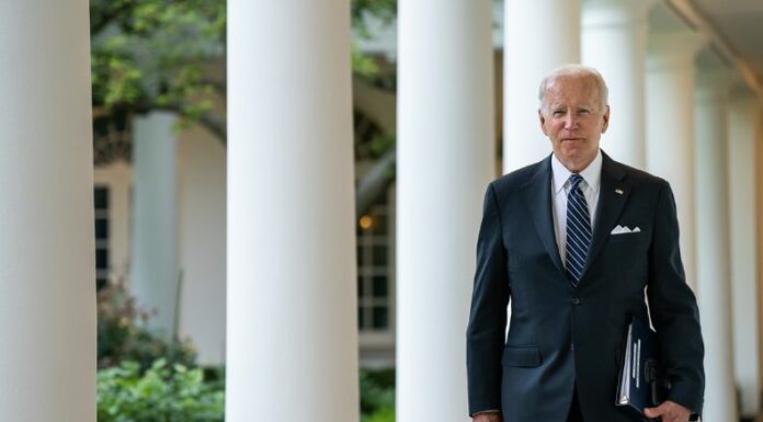 El presidente Joe Biden decidió hoy retirar a Cuba de la lista negra de países patrocinadores estatales del terrorismo.
