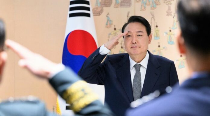 El presidente destituido de Corea del Sur, Yoon Suk-yeol, fue arrestado la mañana del miércoles tras un operativo en su residencia en Seúl.