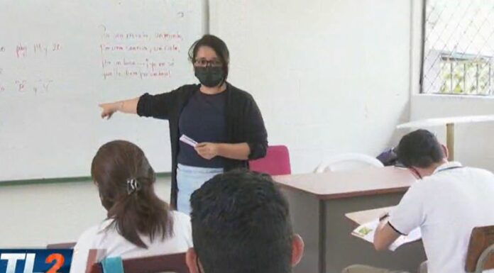 Los docentes de bachillerato están siendo capacitados tras los cambios en la currícula educativa que se implementará este año.
