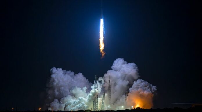 La empresa espacial de Jeff Bezos, Blue Origin, logró hoy su primer vuelo en órbita con su nuevo cohete New Glenn, con el que espera competir con SpaceX del magnate Elon Musk.