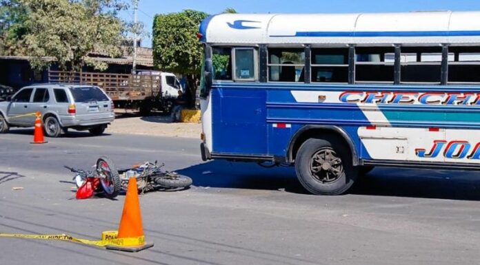 Un motociclista falleció en un accidente de tránsito ocurrido en la final de la 6° Calle Oriente, en la carretera que de Ahuachapán conduce a Sonsonate.