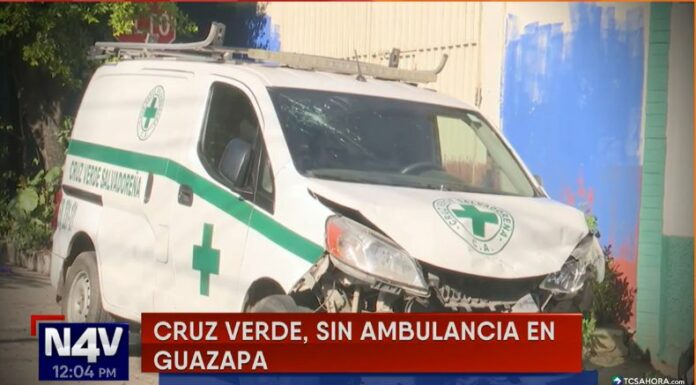 Un conductor en aparente estado de ebriedad chocó contra una ambulancia dejando a socorristas lesionados y graves daños en la unidad.
