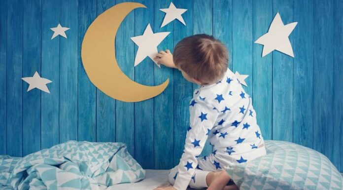 Expertos recomiendan estrategias para asegurar buenos hábitos de sueño en niños. Estos son fundamentales para su desarrollo físico y mental.