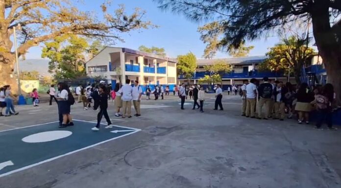 Desde segundo grado hasta bachillerato, los estudiantes iniciaron su año escolar 2025. Cientos de alumnos hasta su centro de formación.