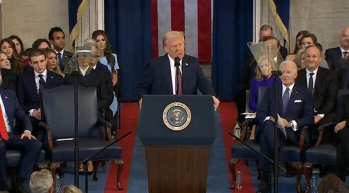 Durante su primer discurso oficial como presidente, Donald Trump fue ovacionado por los asistentes cuando aseguró que “la era dorada de Estados Unidos comienza ahora”.