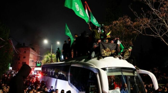 Israel anunció este lunes que completó la liberación de 90 prisioneros palestinos como parte del acuerdo de alto el fuego en Gaza.