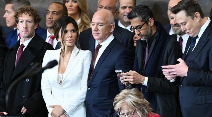 Elon Musk, Mark Zuckerberg y otros magnates del mundo de la tecnología, utilizaron un lugar exclusivo en la toma de posesión de Donald Trump.