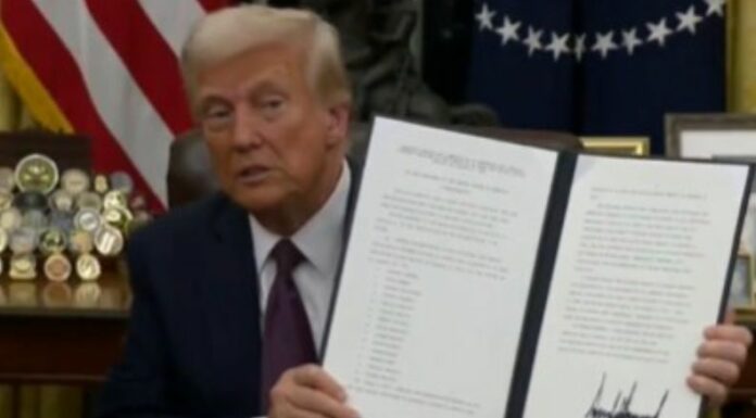 Trump emitió este lunes indultos para personas acusadas de participar en los disturbios del 6 de enero de 2021 en el Capitolio de EE. UU.