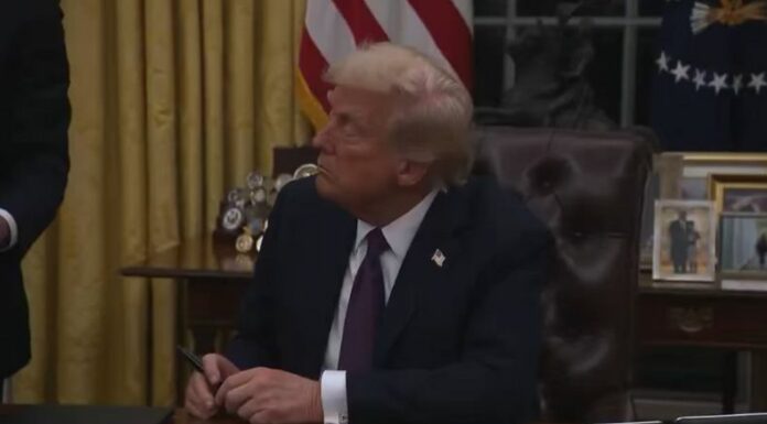 Donald Trump firmó este lunes una orden ejecutiva para negar la ciudadanía a hijos de inmigrantes indocumentados en Estados Unidos.