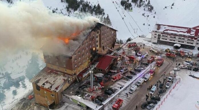 Un voraz incendio en hotel, en Turquía y dejó como saldo 66 fallecidos y más de un centenar de heridos, así lo confirmaron las autoridades.