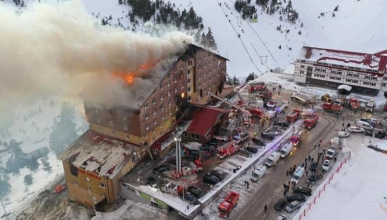 Un voraz incendio en hotel, en Turquía y dejó como saldo 66 fallecidos y más de un centenar de heridos, así lo confirmaron las autoridades.