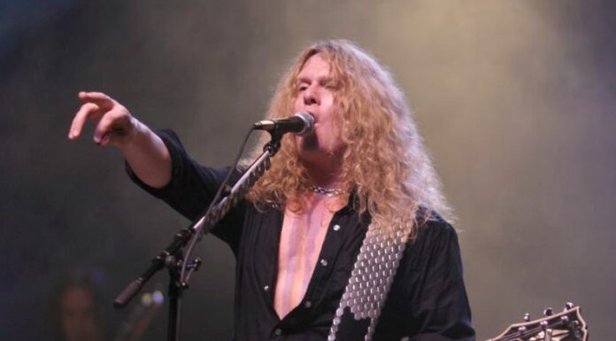 John Sykes, guitarrista de la banda Whitesnake, falleció a los 65 años tras una larga lucha contra el cáncer.