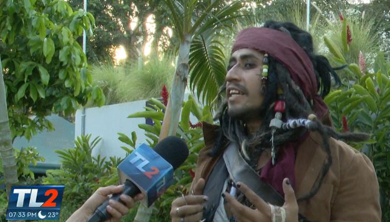 Eduardo, el Jack Sparrow salvadoreño que conquista con su talento Eduardo Ruiz es un joven que le apasiona el cosplay y esto lo ha llevado a darle vida al personaje de Jack Sparrow.