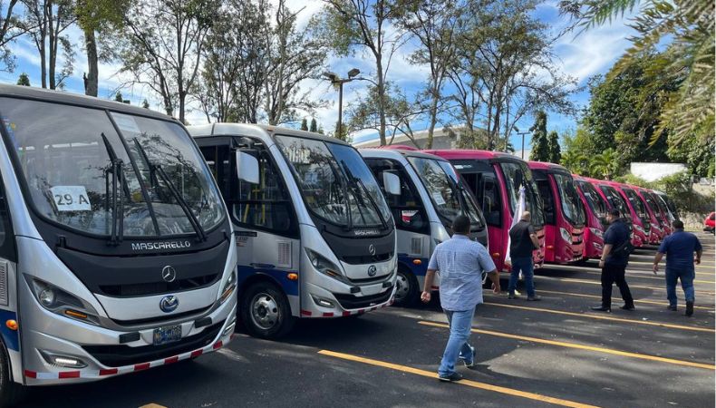 Hoy fueron presentadas las nuevas unidades del transporte colectivo de pasajeros que estarán operando en San Salvador y en el interior del país.