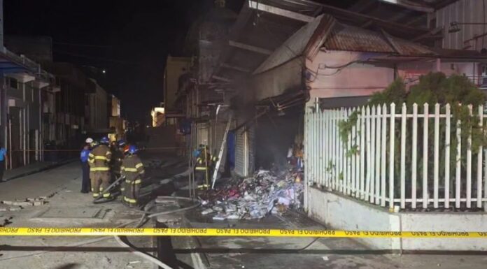 Un incendio estructural se registró anoche en un local ubicado en las cercanías del mercado Hula Hula.