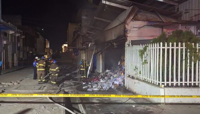 Un incendio estructural se registró anoche en un local ubicado en las cercanías del mercado Hula Hula.