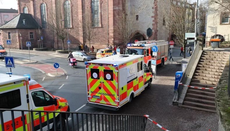 Un ataque con cuchillo cobró la vida de dos personas en un parque de Aschaffenburg, Alemania, las autoridades investigan este caso.