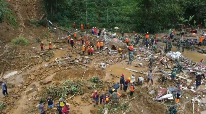 En Indonesia, las intensas lluvias generaron un enorme deslizamiento de tierra que cobró la vida de al menos 19 personas.