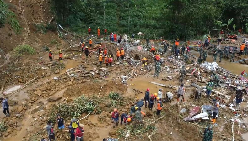 Aumenta la cifra de fallecidos tras deslizamiento de tierra en Indonesia En Indonesia, las intensas lluvias generaron un enorme deslizamiento de tierra que cobró la vida de al menos 19 personas.