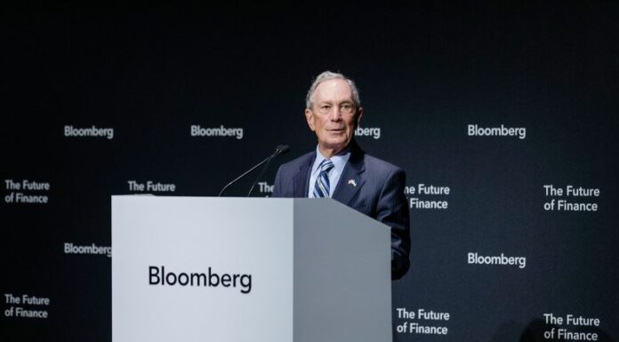 El empresario estadounidense anunció hoy que su fundación financiará el órgano climático de la ONU tras la salida de Estados Unidos.