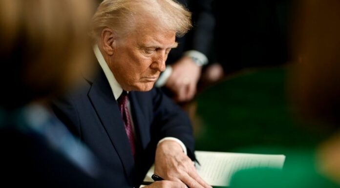 Donald Trump impuso sanciones a Colombia por no autorizar el aterrizaje de dos aviones con ciudadanos colombianos deportados.