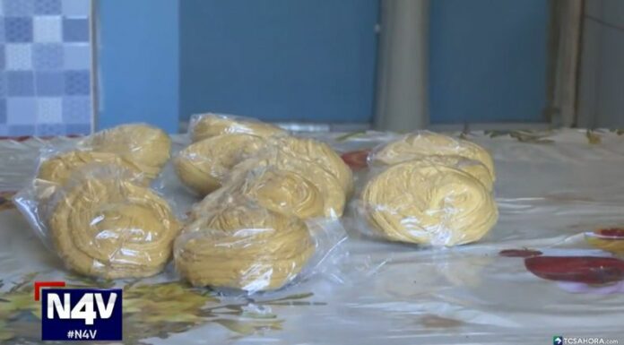 La melcocha es un dulce tradicional de El Salvador, reconocido por su característica textura pegajosa y su sabor único.