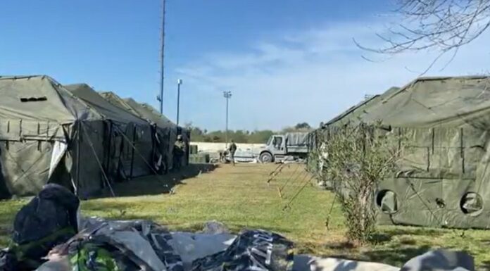 Militares de México construyen albergues en puntos fronterizos para recibir a nacionales deportados desde EE. UU.