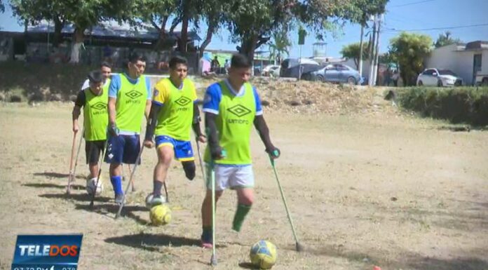 Un grupo de jóvenes futbolistas está demostrando su talento en el deporte, pese a no tener una de sus extremidades.