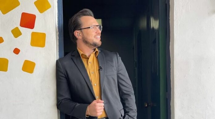 Mario Sibrián sacó una fotografía del baúl de los recuerdos y mostró cómo era su look hace algunos años atrás.