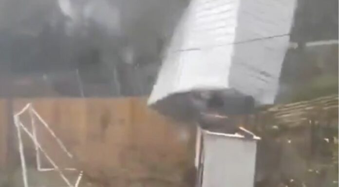 La tormenta Eowyn azotó este viernes gran parte del Reino Unido, dejando a cientos de miles de hogares sin electricidad y vuelos cancelados.