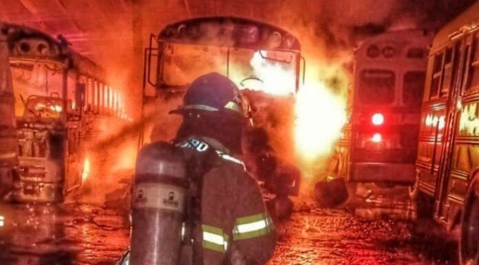 La Policía Nacional Civil (PNC) indicó que el incendio afectó al menos cuatro unidades del transporte colectivo.