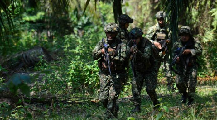 El gobierno de Colombia lanzó una ofensiva militar contra guerrilleros del ELN en la frontera con Venezuela.