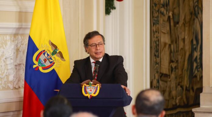 Colombia prohibió la entrada al país de aviones estadounidenses que transportaban deportados y exigió que sean tratados con “dignidad”.