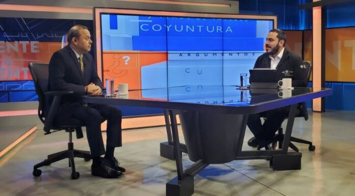 Dijo que apuestan por formación médica continua y que incorporación de médicos extranjeros, es para dar soluciones inmediatas en salud.