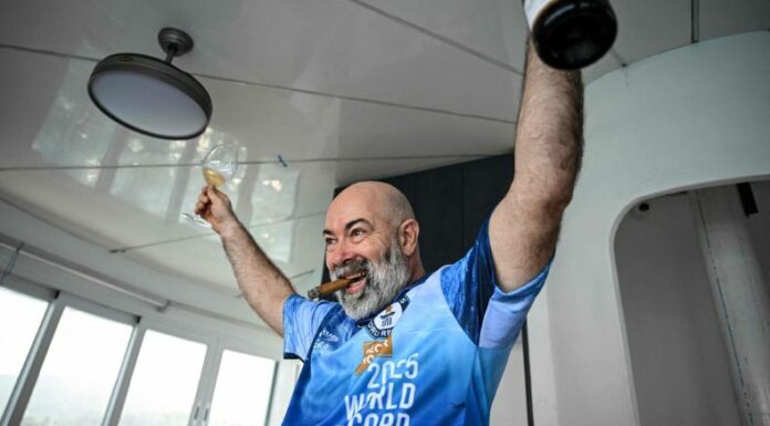 Un ciudadano alemán, de 59 años de edad, batió el rércord Guinness como el hombre que más tiempo ha pasado bajo el agua.