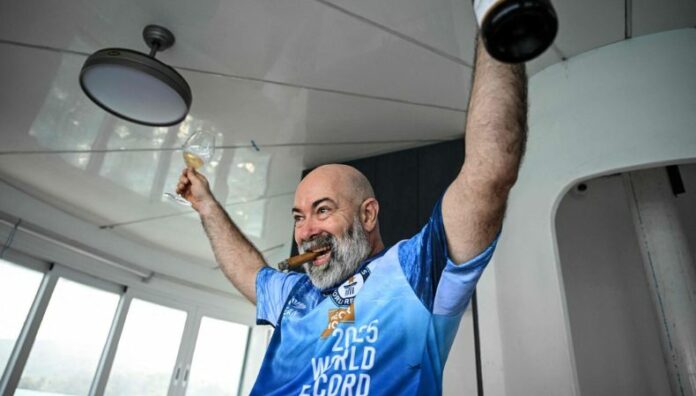 Un ciudadano alemán, de 59 años de edad, batió el rércord Guinness como el hombre que más tiempo ha pasado bajo el agua.