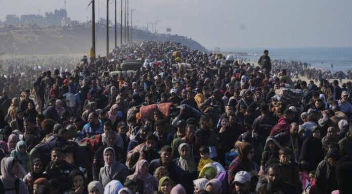 Miles de desplazados palestinos comenzaron a regresar este lunes a sus casas en el norte de Gaza, luego que Israel y Hamás acordaran la liberación de otros seis rehenes como parte de la tregua.