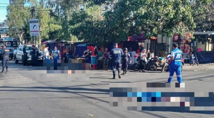 Una mujer junto a su hija menor de edad fallecieron, luego de ser atropelladas por el conductor de un autobús de la ruta 109 en Apopa.