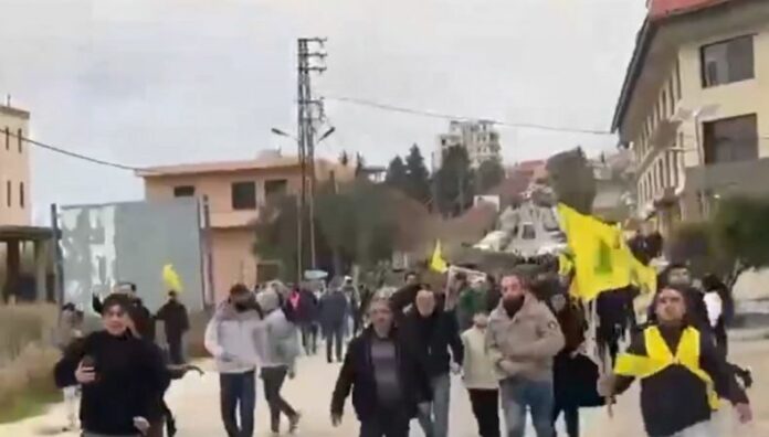 Libaneses regresan a sus casas en zonas fronterizas con Israel Habitantes del sur de Líbano comenzaron a regresar este lunes a sus casas en algunas localidades fronterizas con Israel.