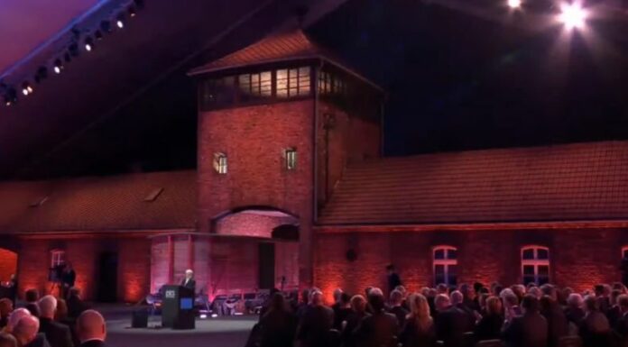 Varios sobrevivientes de Auschwitz regresaron este lunes al campo de exterminio nazi y denunciaron el “gran aumento” del antisemitismo.