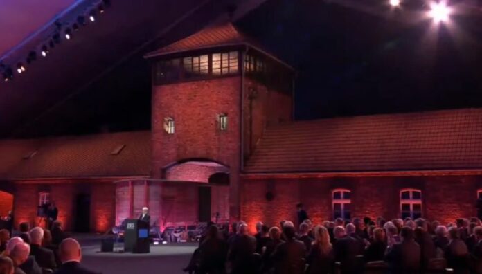 Sobrevivientes de Auschwitz denuncian el antisemitismo Varios sobrevivientes de Auschwitz regresaron este lunes al campo de exterminio nazi y denunciaron el “gran aumento” del antisemitismo.