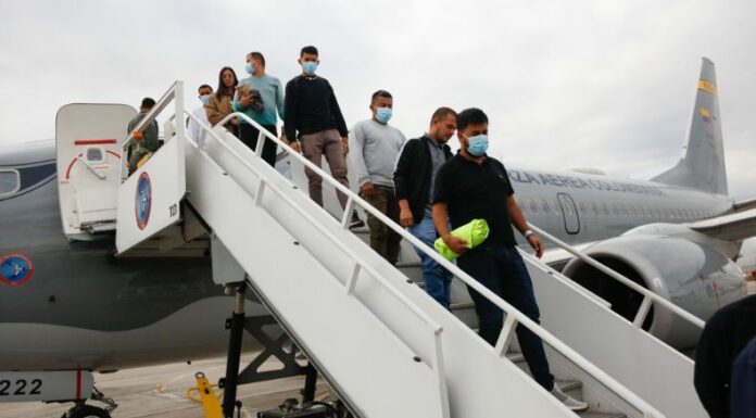 El primer grupo de colombianos deportados arribó a Colombia, todos “libres, dignos, sin estar esposados”, explicó Gustavo Petro.