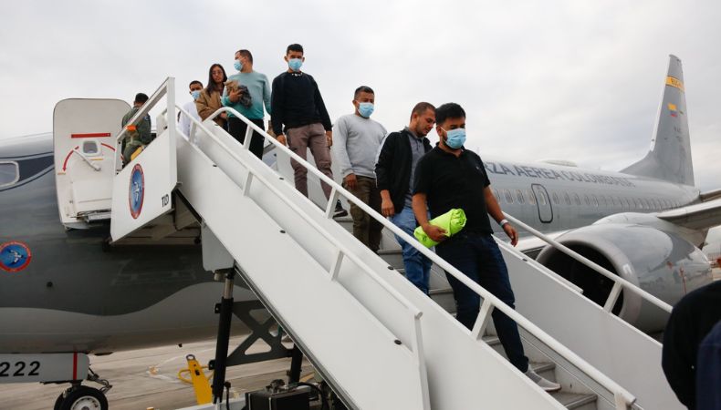 El primer grupo de colombianos deportados arribó a Colombia, todos “libres, dignos, sin estar esposados”, explicó Gustavo Petro.