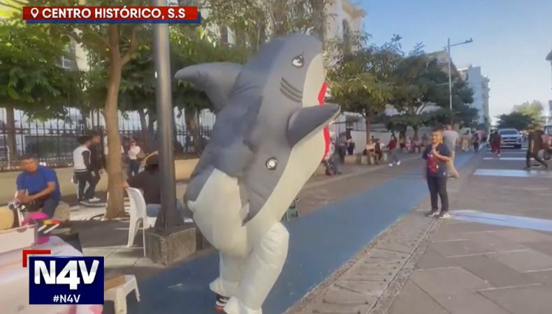 Gerson Gálvez es un joven que da vida a Tiburoncín, una botarga auténtica que se encarga de sacar risas en el Centro Histórico de San Salvador.
