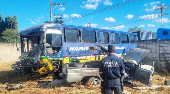 Un hombre perdió la vida y al menos dos lesionados en un accidente en el km 28 de la carretera que de San Salvador conduce hacia Sonsonate.