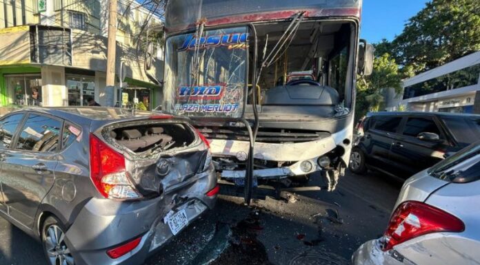 El múltiple accidente se registró en la intersección del Paseo General Escalón y la 79 avenida Norte, en San Salvador Centro.